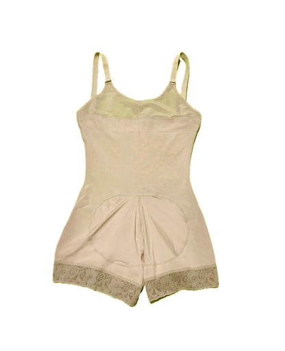 La imagen muestra una faja reductora de color beige desde la parte trasera. La faja tiene un diseño que cubre desde la zona baja de la espalda hasta los muslos, proporcionando compresión y soporte en estas áreas. El material es liso y elástico, garantizando un ajuste ceñido y cómodo. No se observan costuras visibles, lo que asegura que la faja sea discreta debajo de la ropa. Esta faja está diseñada para moldear la figura, ofreciendo un efecto reductor en el abdomen, la cintura y los muslos. 